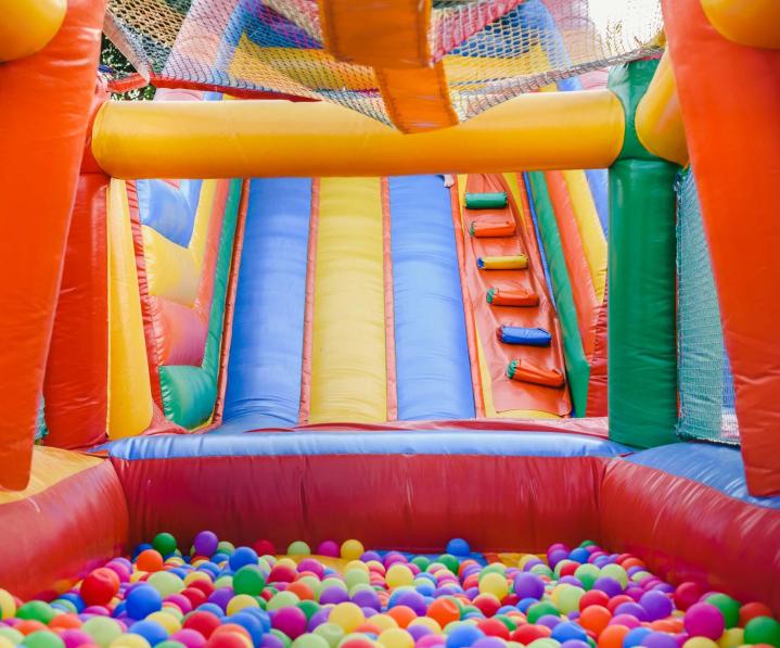 Service de location de jeux gonflables d’été.