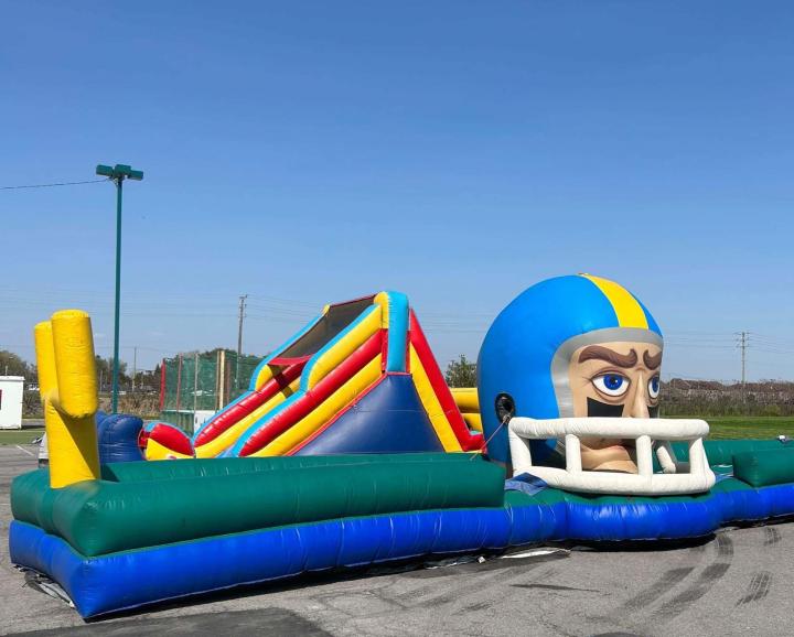 Entreprise de location de parcours gonflables.