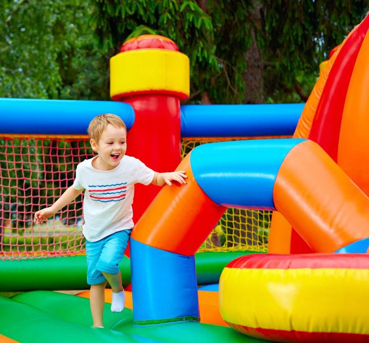 Spécialiste en location de châteaux gonflables.