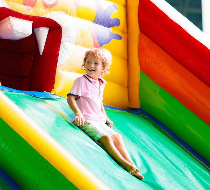 Service de location de glissades gonflables.